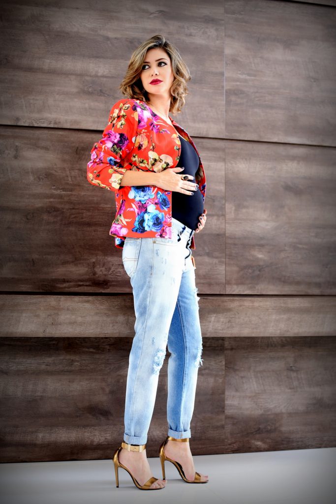 Um look colorido com jeans